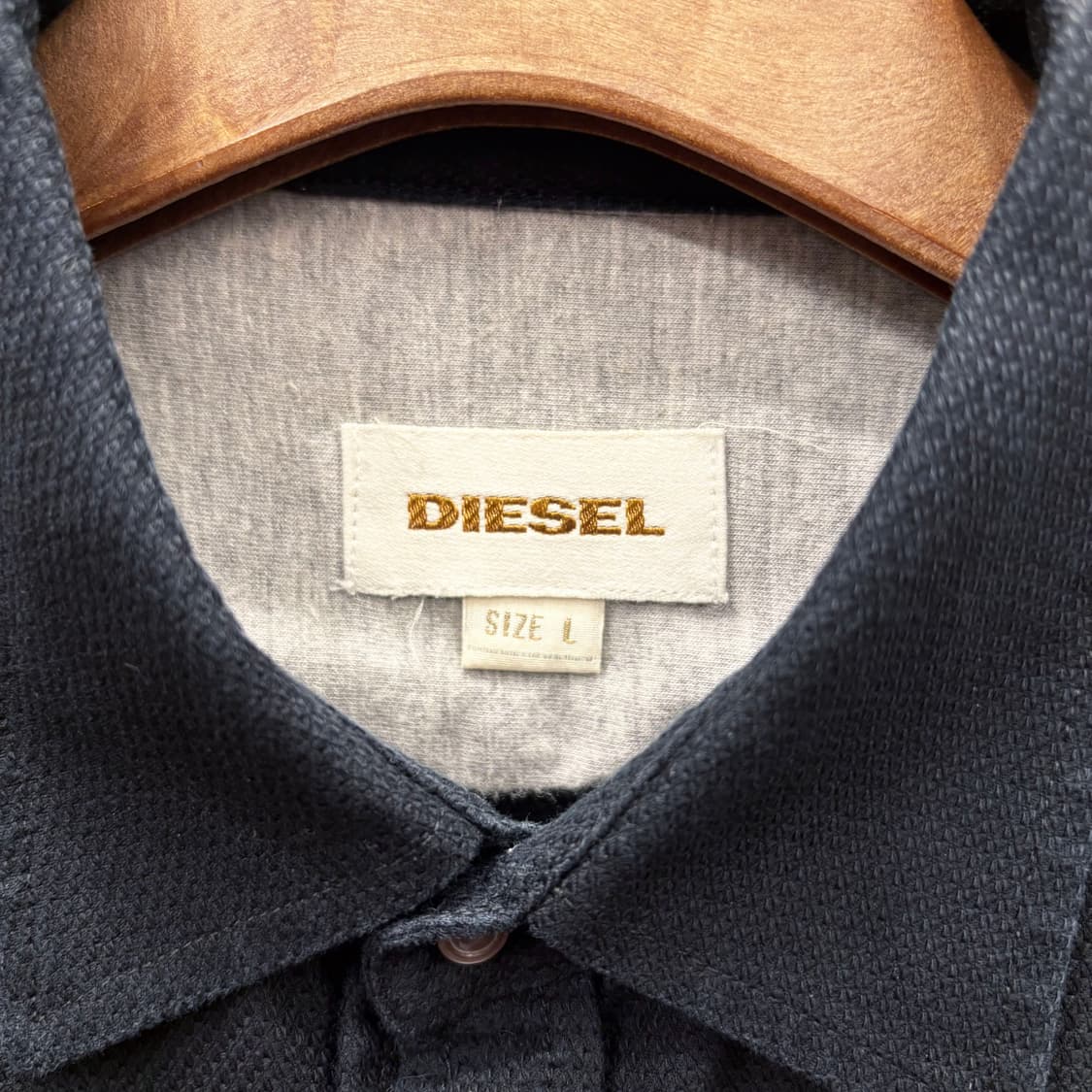 디젤 코튼 긴팔 셔츠 클래식 카라 요크 절개 미니 로고 자수 디테일 블랙 상품이미지8