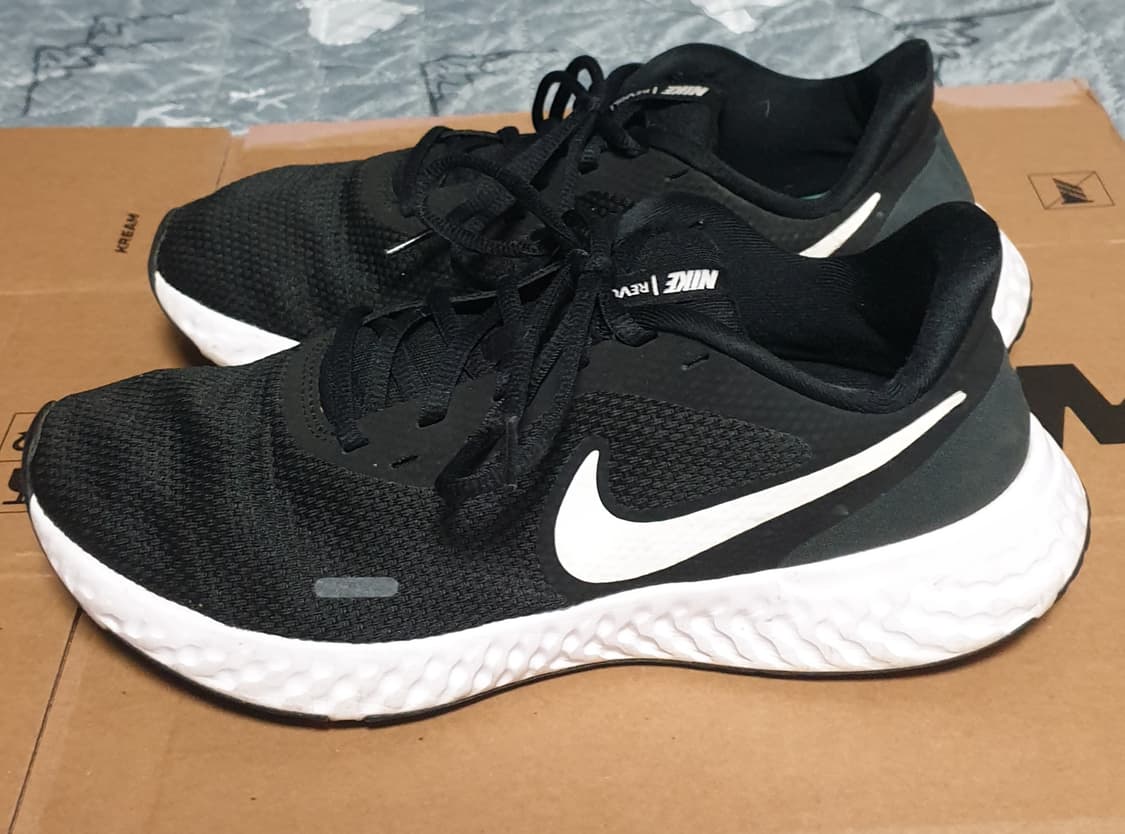 나이키 레볼루션5 런닝화 검횐 (270) 상품이미지3