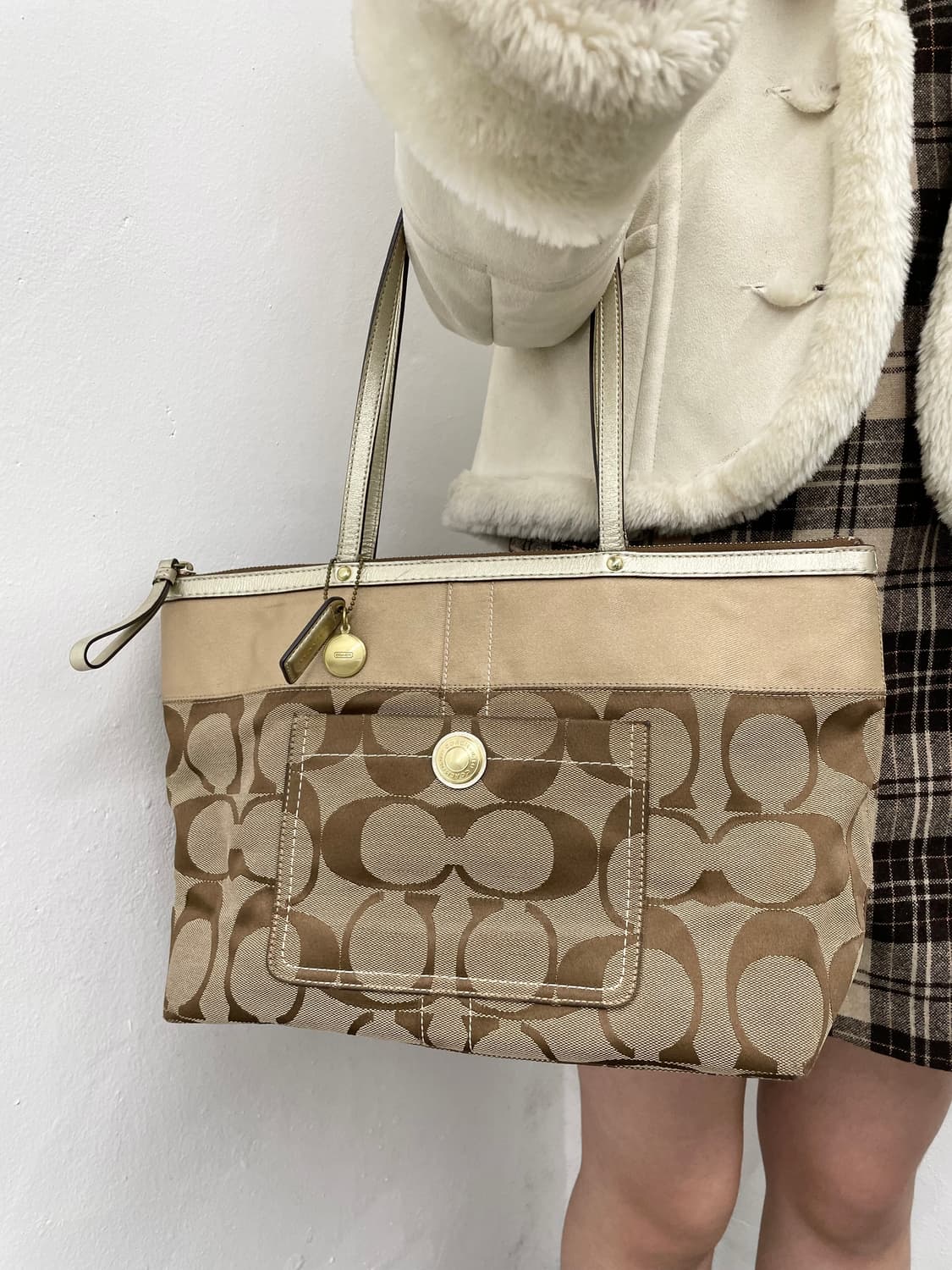 코치 시그니처 자카드 숄더백  상품이미지4