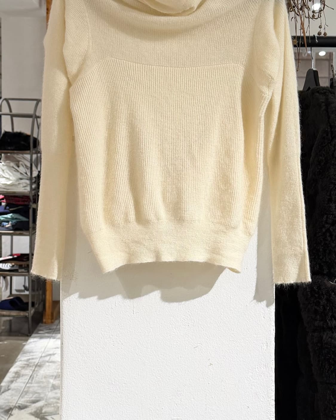 자크뮈스 아이보리 모헤어 백 컷아웃 니트  상품이미지5