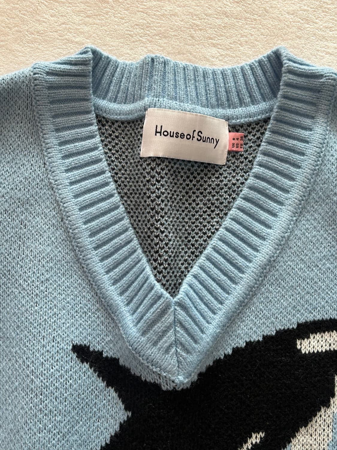 [HouseofSunny] 하우스오브써니 범고래 브이넥 니트 상품이미지2
