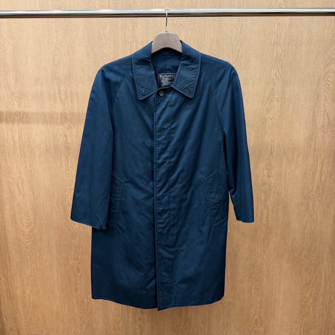 버버리 싱글 브레스트 맥 코트 레글런 슬리브 히든 버튼 디테일 네이비 상품이미지2