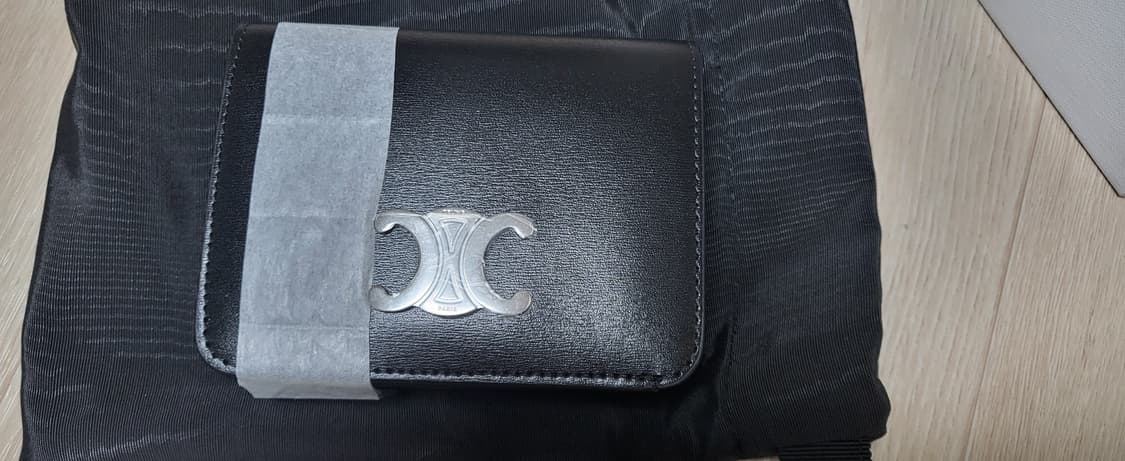 셀린느 샤이니 카프스킨 트리옹프 컴팩트 월렛 실버 블랙 상품이미지1