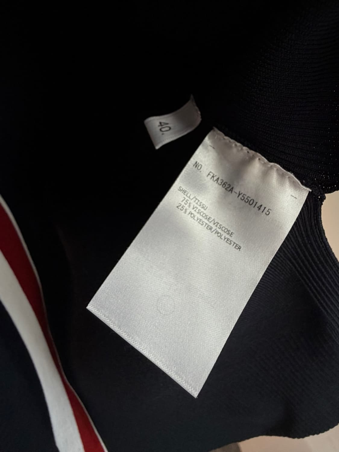 톰 브라운 센터 백 스트라이프 티  상품이미지7