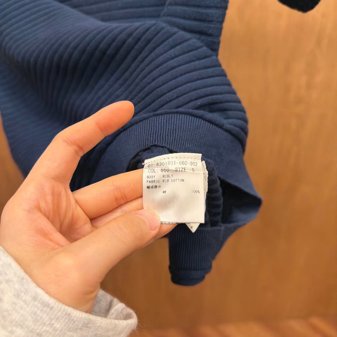 띠어리 라운드넥 반팔 니트 스트라이프 골지 디테일 레귤러핏 블루 상품이미지7