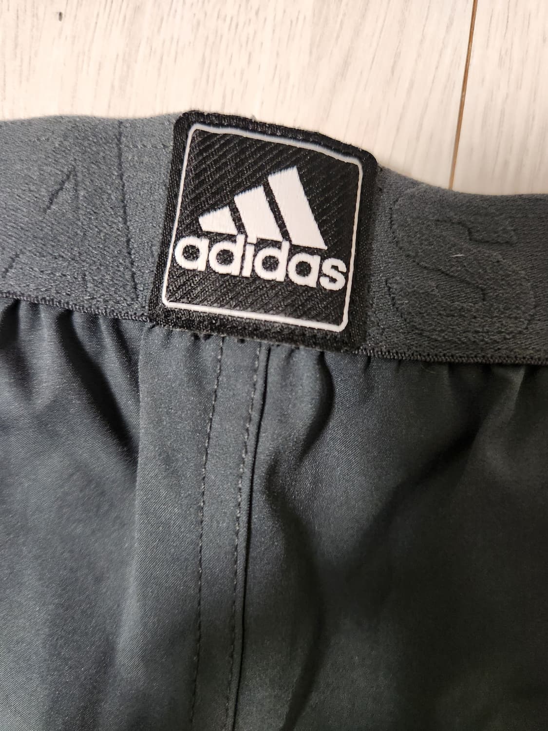 아디다스 삼선 러닝 반바지 블랙 사이즈XL

오염 하자없이 깨끗해요^^
 상품이미지7