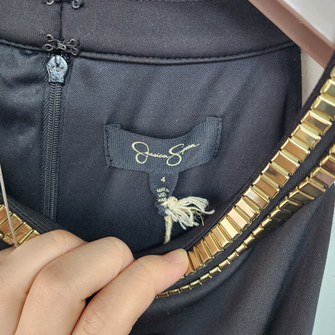 제시카심슨 블랙 홀터넥 금장 장식 원피스 상품이미지5