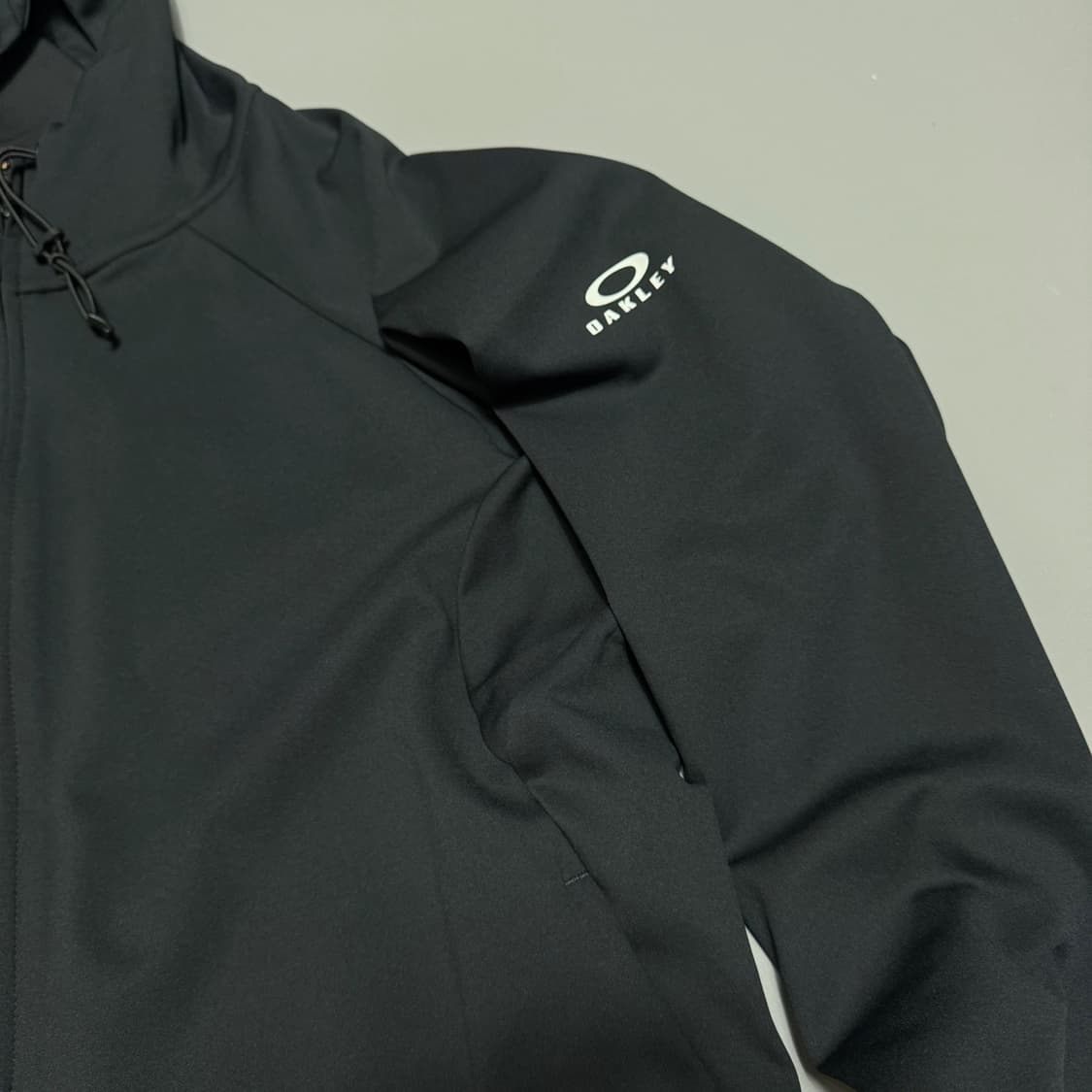 오클리(OAKLEY) 블랙컬러 인핸스 그리드 폴리에스터 후드 윈드브레이커 상품이미지6