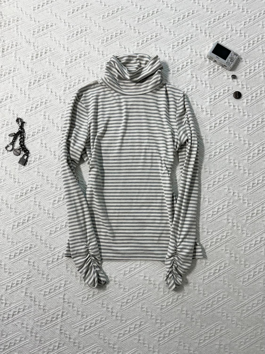 셔링 넥 슬리브 스트라이프 패턴 폴라넥 티 상품이미지3