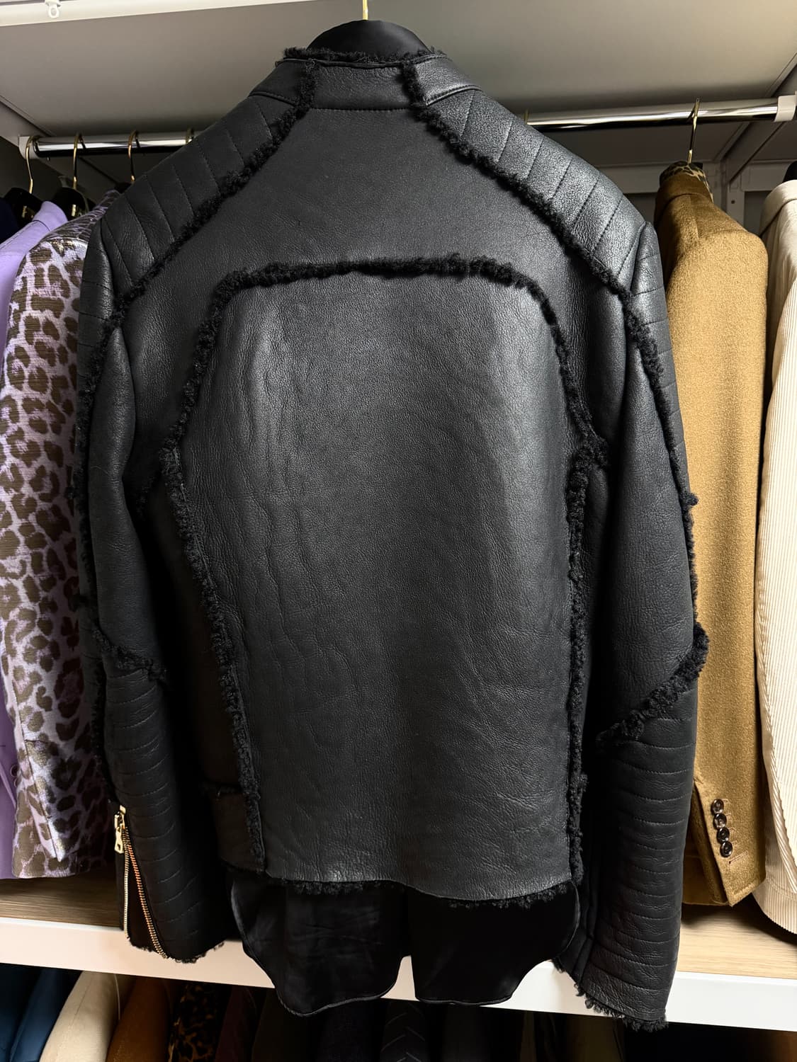 (명작,강추👍)발망 블랙 금장 시어링 무스탕 자켓 톰포드 무드 상품이미지10