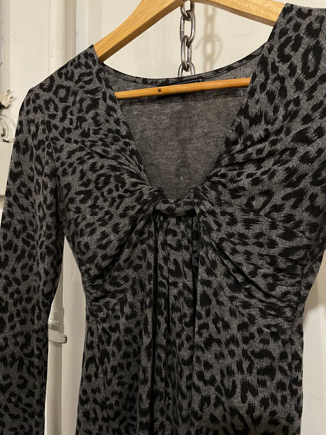 레오파드 패턴 꼬임 디테일 그레이 롱슬리브 갸루 상품이미지3