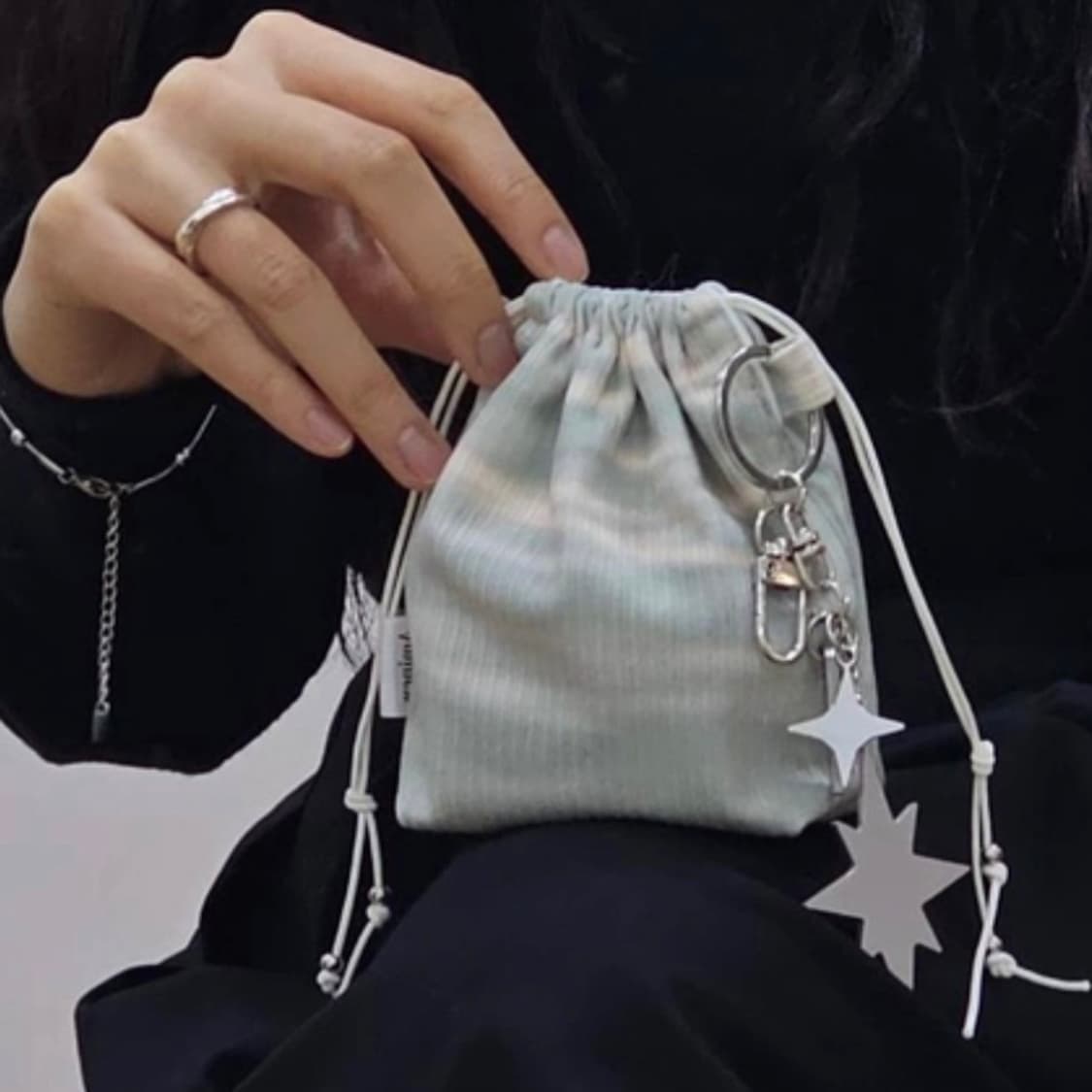 [새상품] 아미뉴 코듀로이 스트링 파우치 상품이미지1