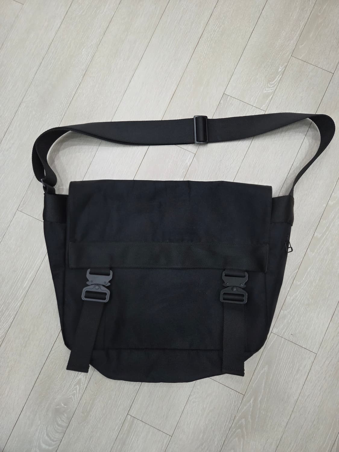 메종미네드  블랙 버클 메신저백 상품이미지1