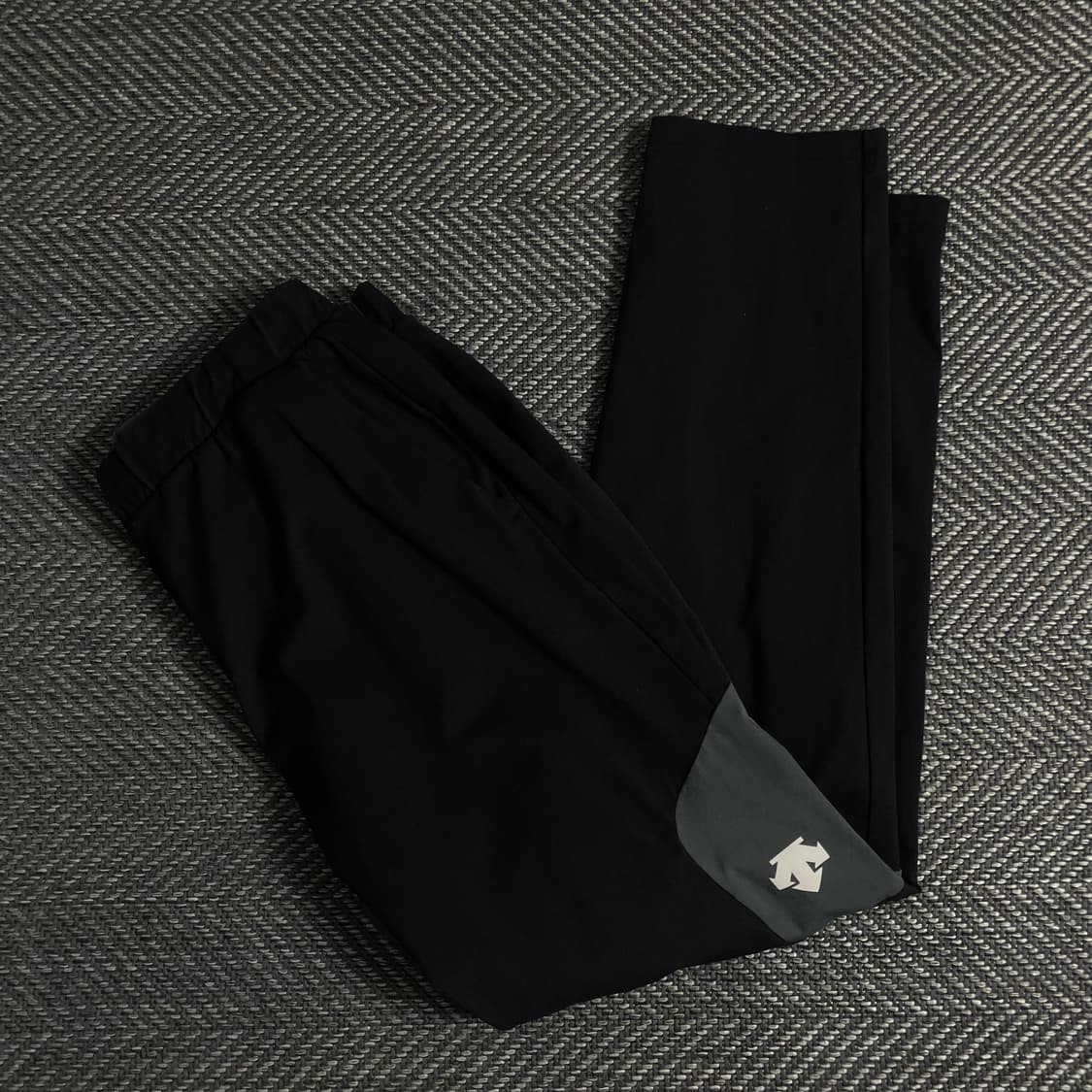 데상트 블랙 트레이닝 트래킹 팬츠 y 3733 상품이미지1