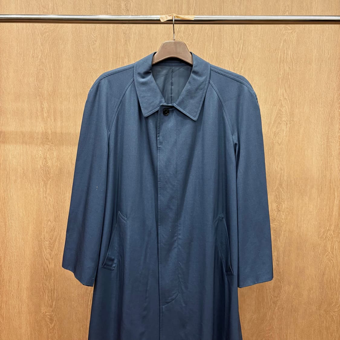 입생로랑 미니멀 싱글 코트 레귤러 카라 사이드 사선 포켓 디테일 네이비 상품이미지4