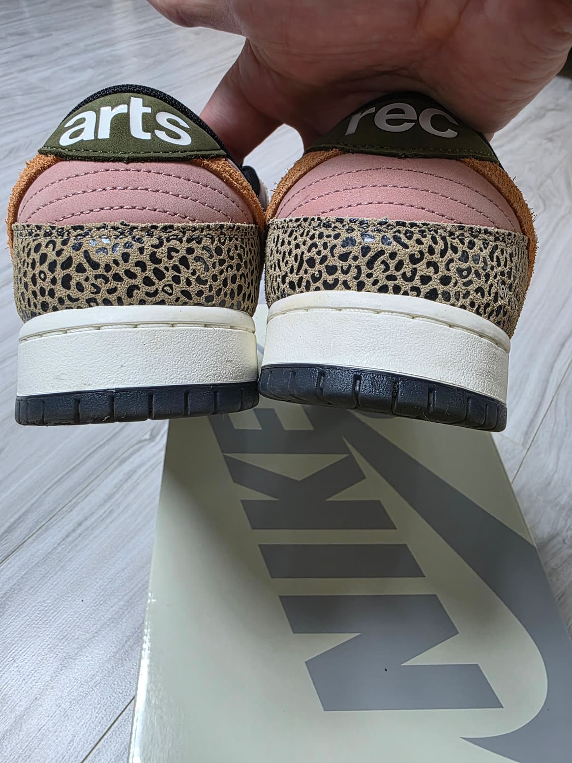 [275] 나이키 x 아츠렉 스케이트 샵 sb 덩크로우 프로 핑크앤그린 상품이미지5