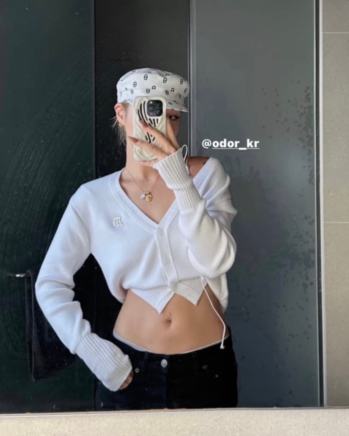 르세라핌 채원착용 오도어 - 본 가디건 화이트 상품이미지4