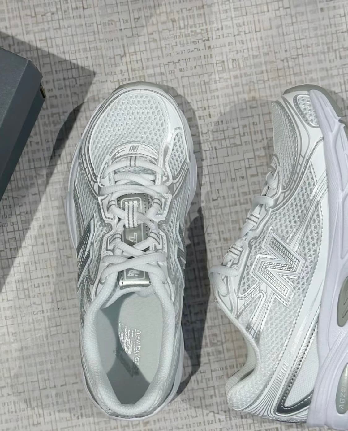 뉴발란스 740v2 화이트 실버 메탈릭 상품이미지5
