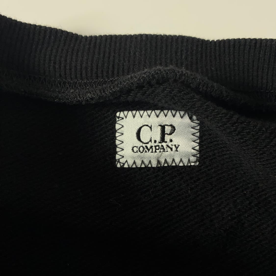 C.P. Company  씨피 컴퍼니 자수 블랙 맨투맨  상품이미지4