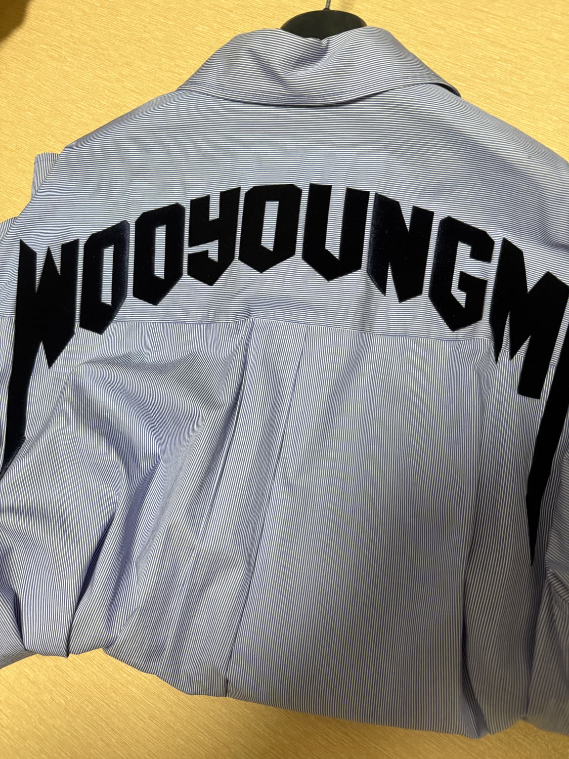 우영미 백로고 벨벳 블루 스트라이프 셔츠 / 48사이즈 상품이미지1