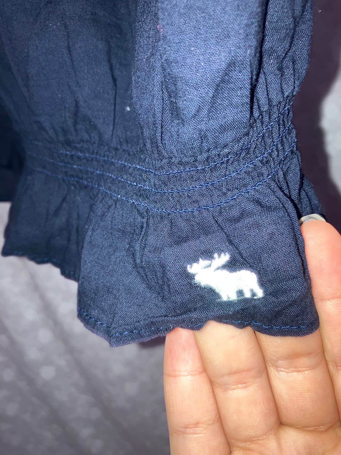 💌 Abercrombie navy flower blouse. 상품이미지4