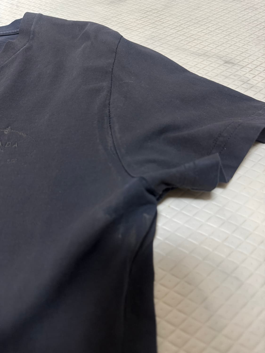 프라다 빈티지 차콜 반팔티 팝니다 상품이미지3