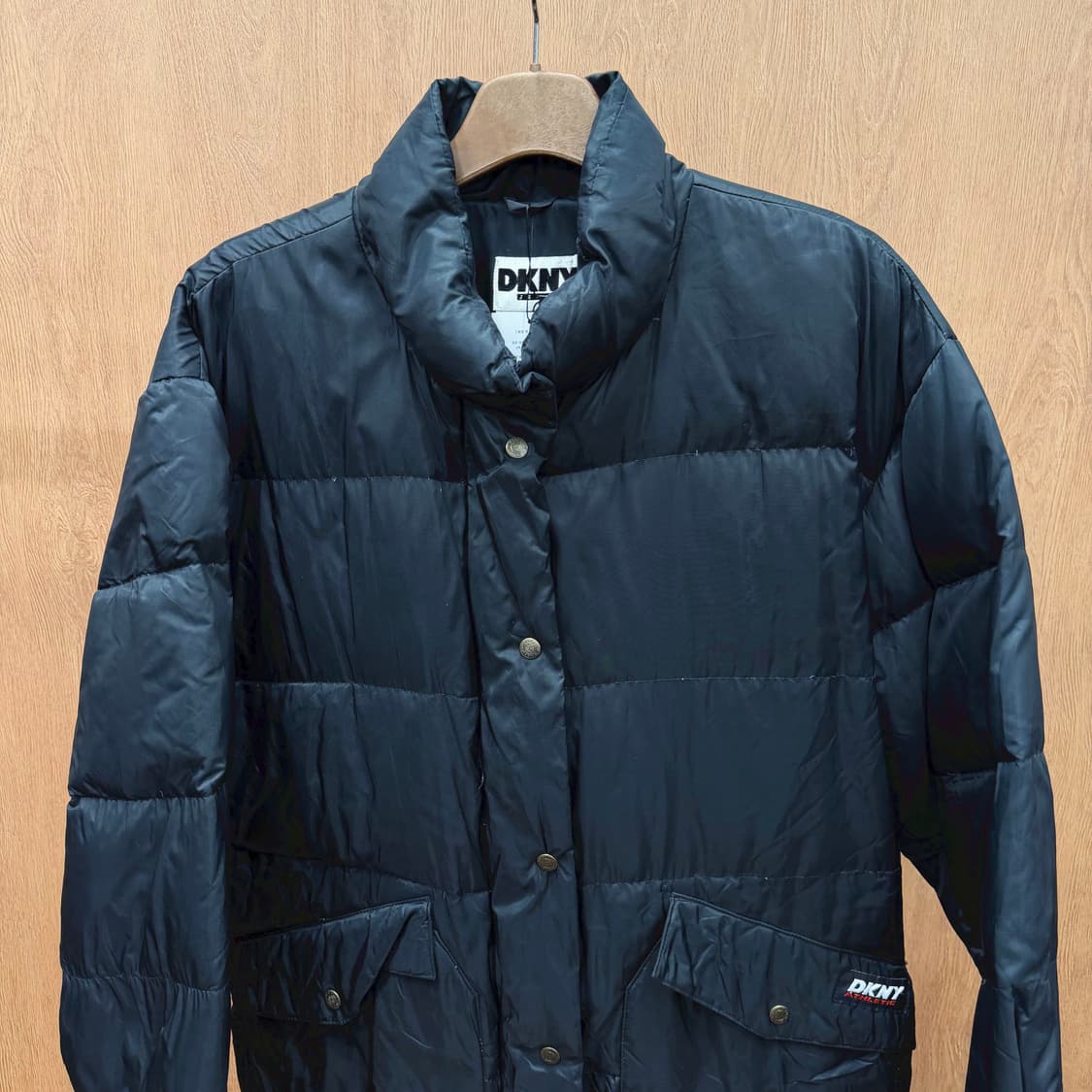 도나카란 뉴욕 진스 하이넥 다운 패딩 자켓 로고 패치 스트링 디테일 블랙 상품이미지4