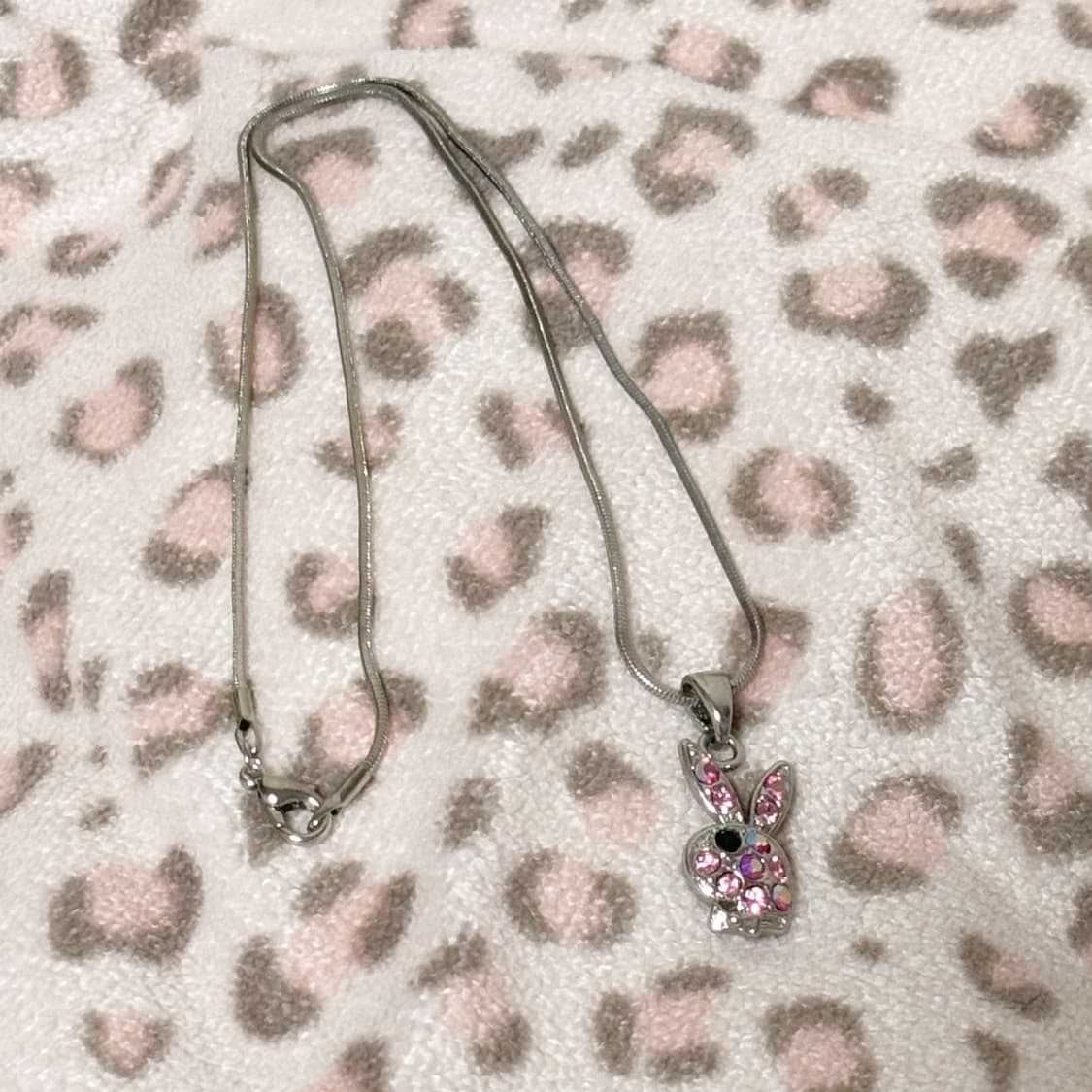Play Boy 플레이보이 핀터깔 핑크 큐빅 디테일 토끼 포인트 목걸이 상품이미지2