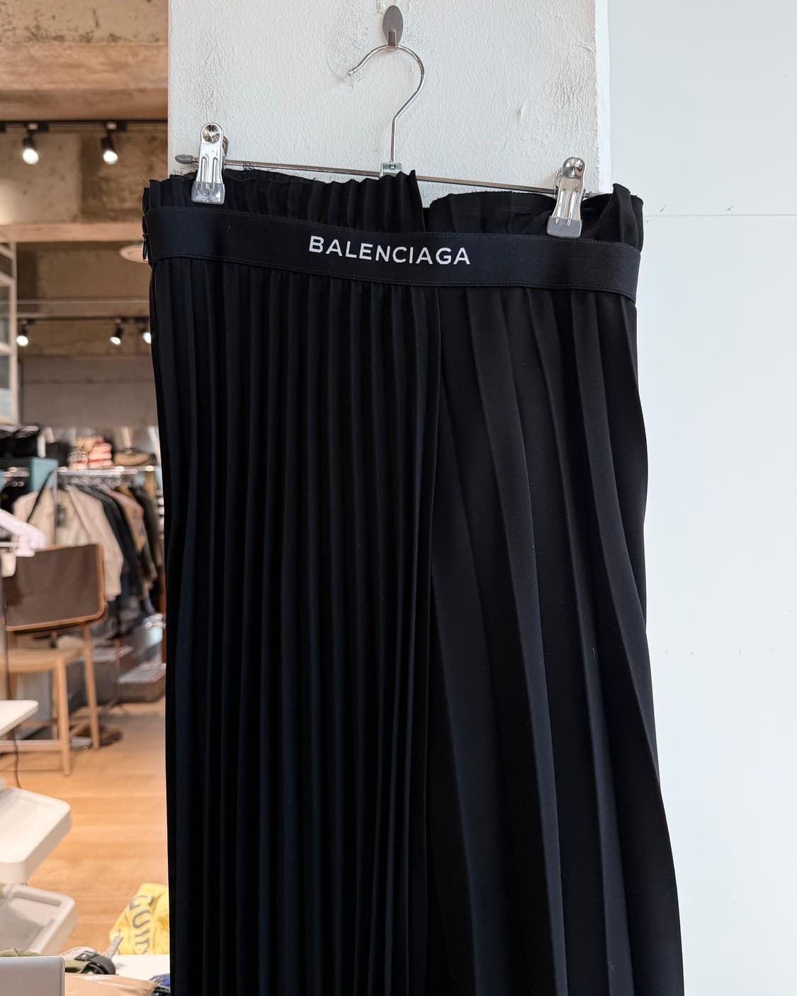 발렌시아가 블랙 플리츠 밴딩 랩 미디스커트 상품이미지3