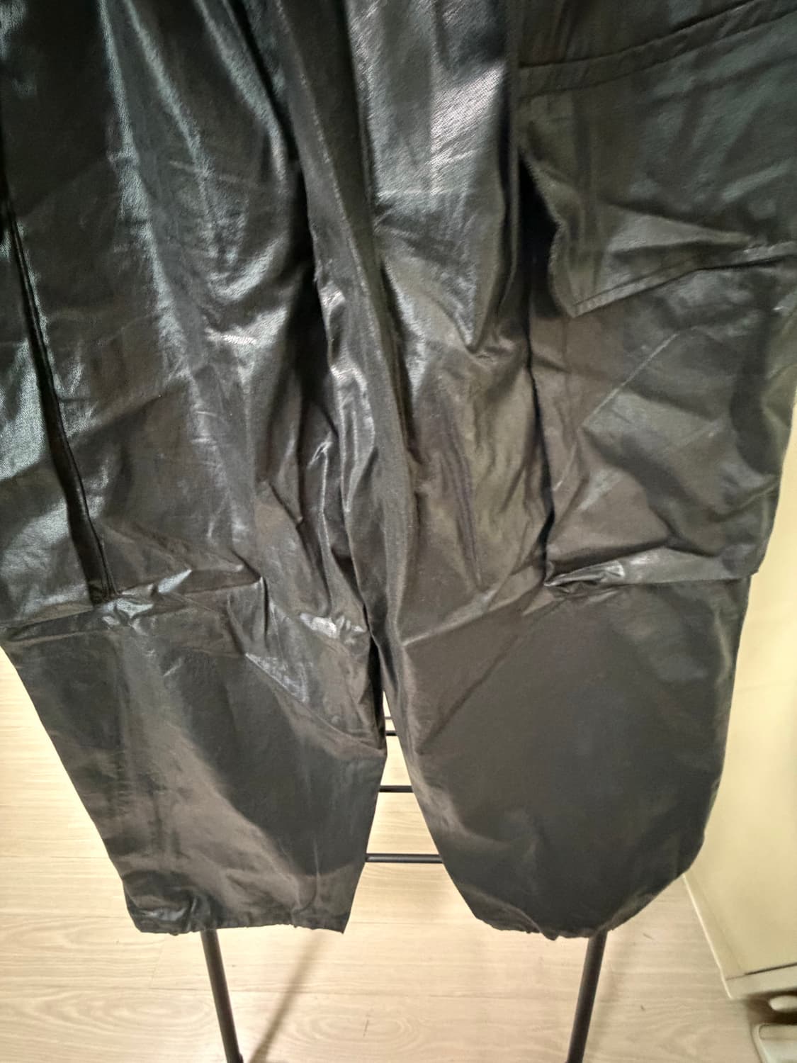 유광 페이크레더 카고 와이드 팬츠 상품이미지7