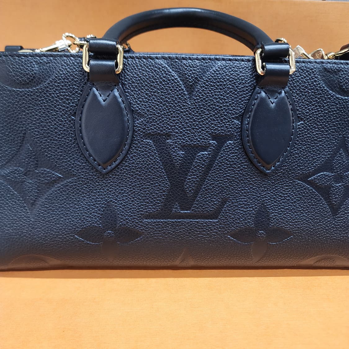 루이비통 온더고 이스트웨스트 앙프렝뜨 25년+이너백 상품이미지3