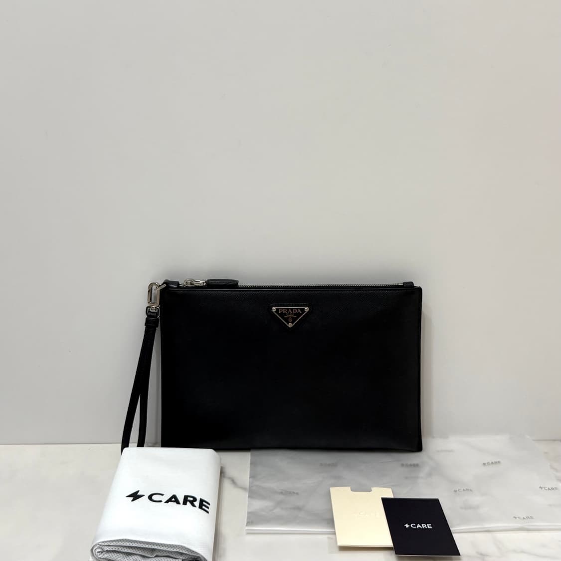 프라다 삼각로고 사피아노 레더 클러치백 가방 블랙 2NH005 상품이미지1