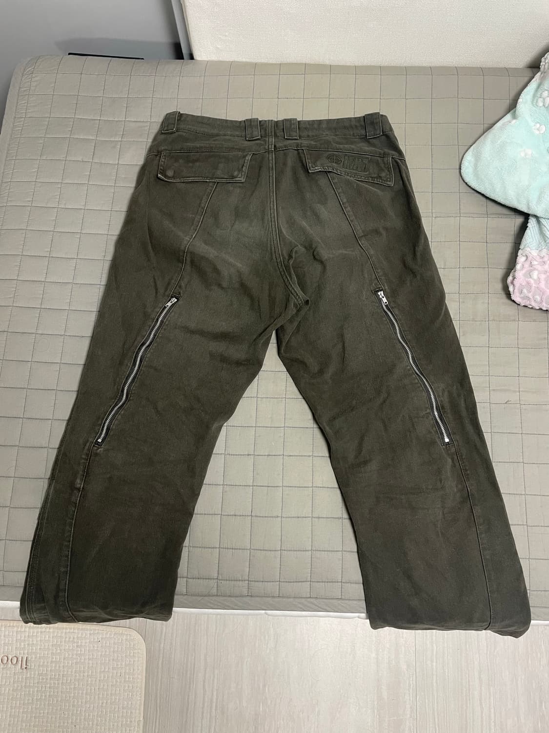 [L]플라스틱프로덕트 지퍼 팬츠 카키 mpa 상품이미지1