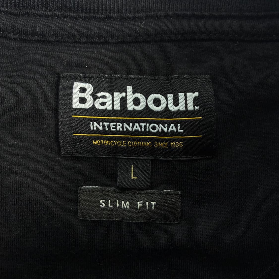 Barbour  바버 인터네셔널 에센셜 스몰로고 블랙 반팔 티셔츠  Pr 상품이미지3