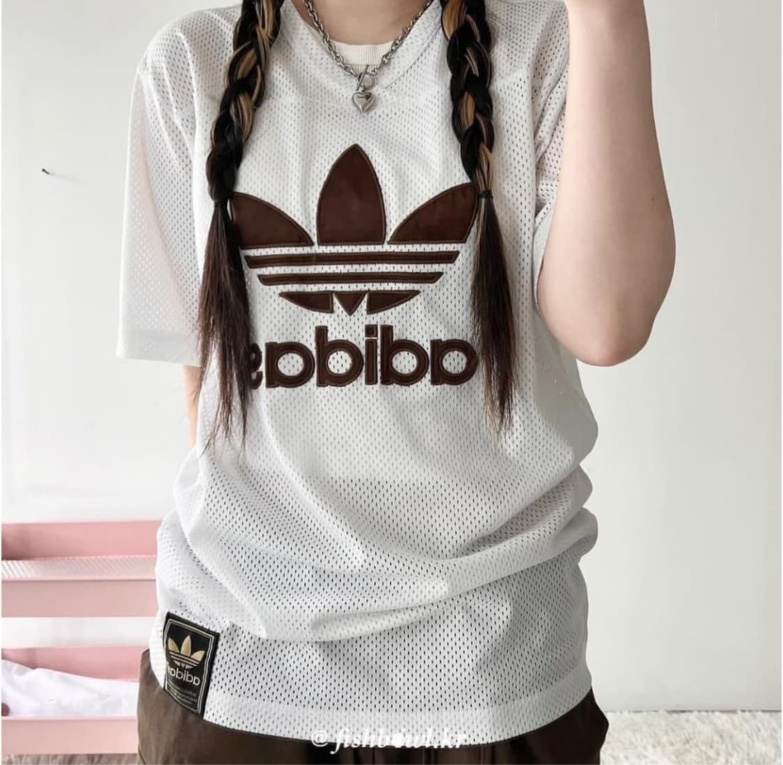 아디다스 새틴 브라운 반팔 티셔츠 상품이미지1