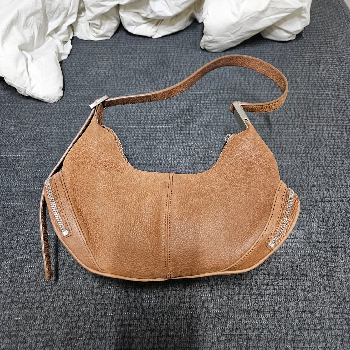 오소이 osoi 카고 호보백 cargo hobo 누벅 브라운 상품이미지3