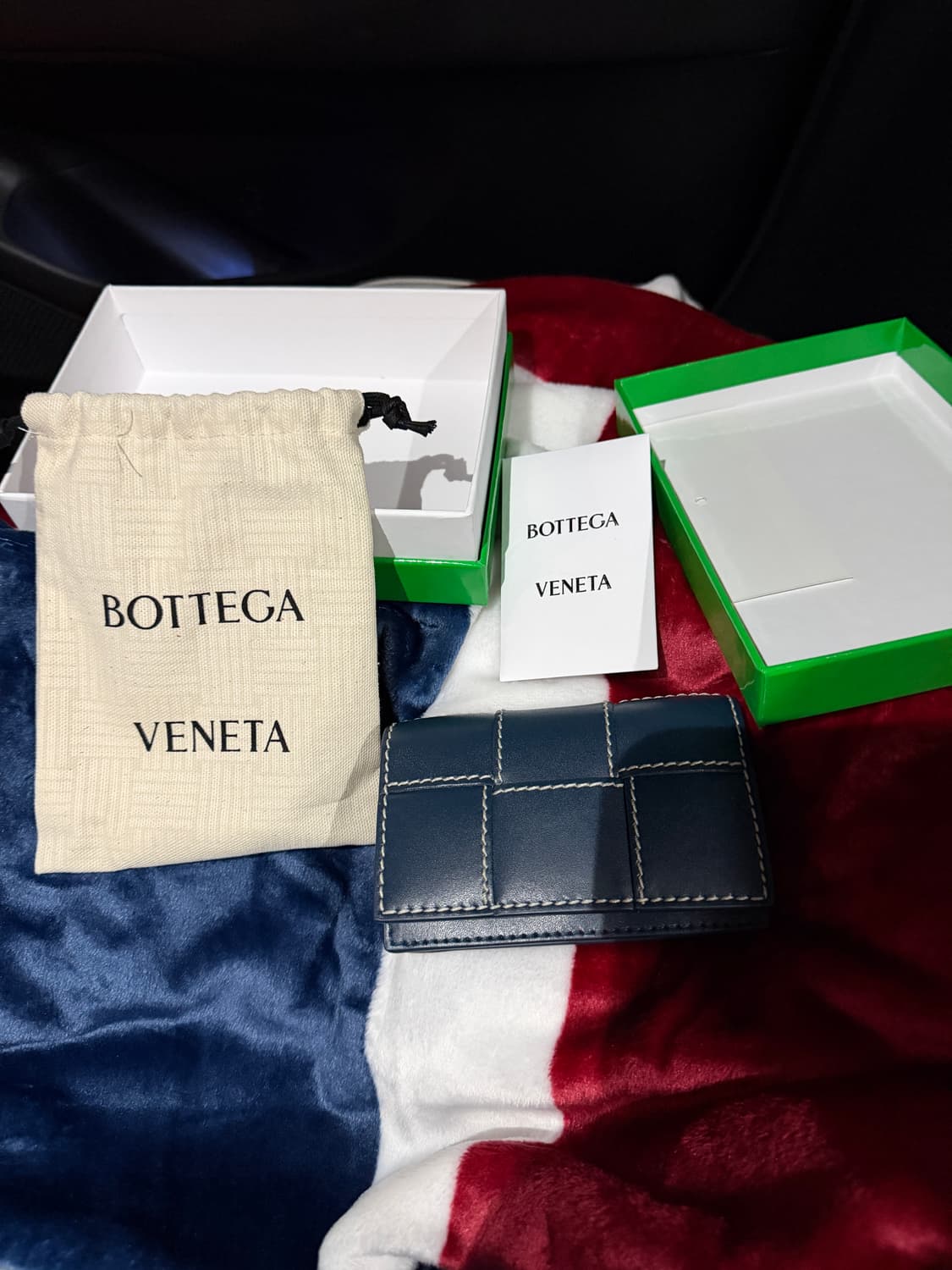 보테가베네타 카세트 스티치 카드지갑 한정판 딥블루 판매 상품이미지10