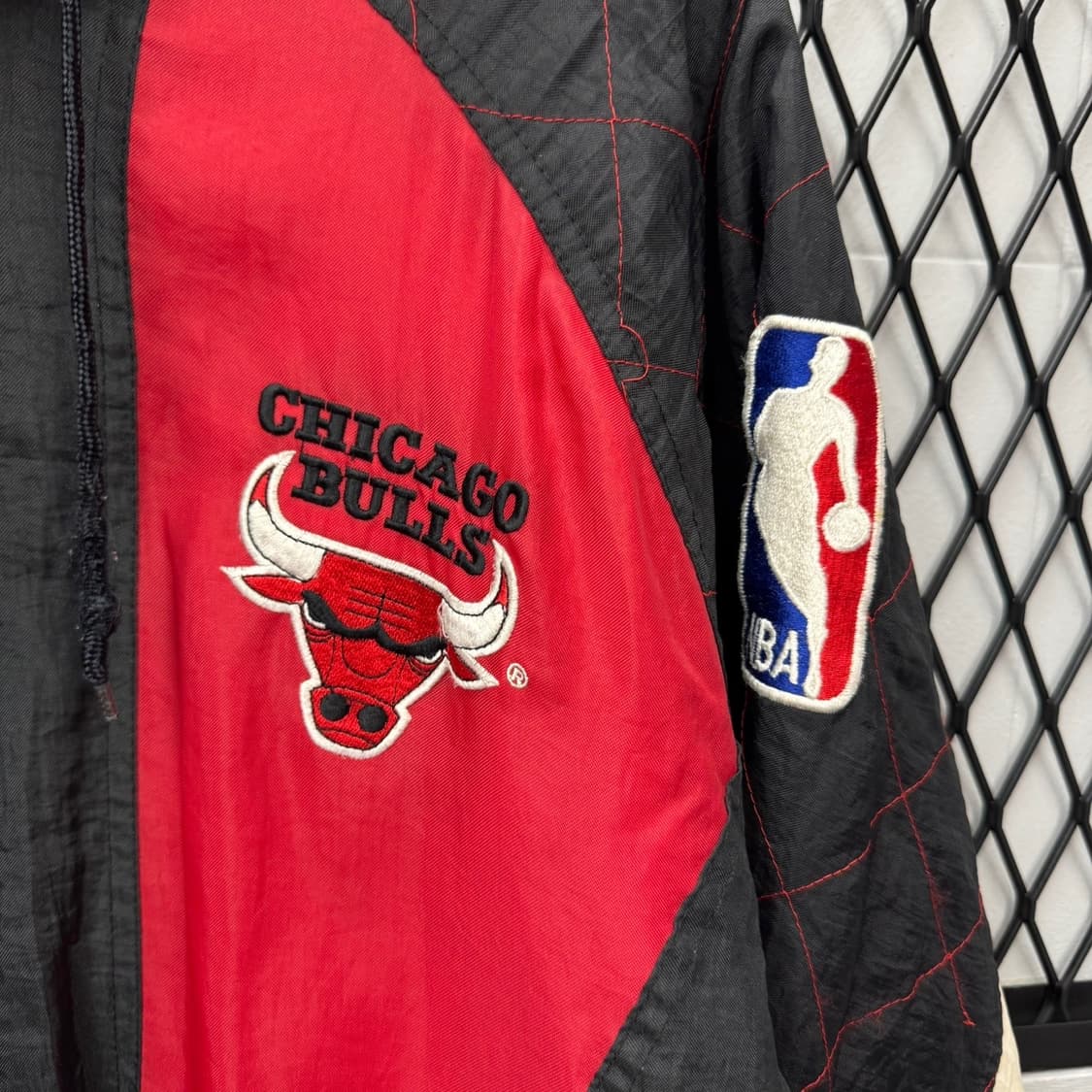 90s 스타터 X NBA 점퍼 사이드 로곧 디테일 레드 블랙 상품이미지5