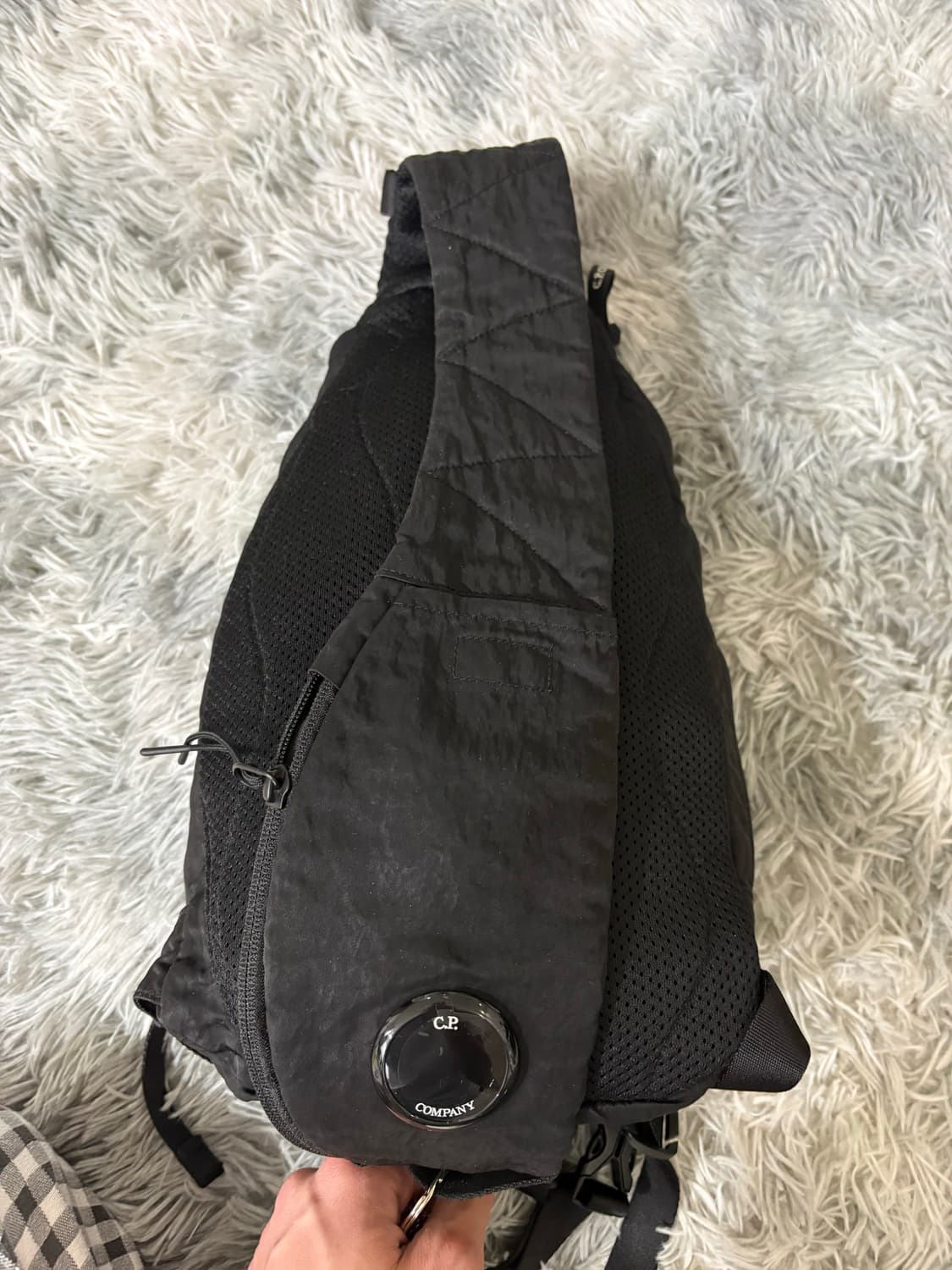 CP 컴퍼니 블랙 렌즈 크로스백  상품이미지1