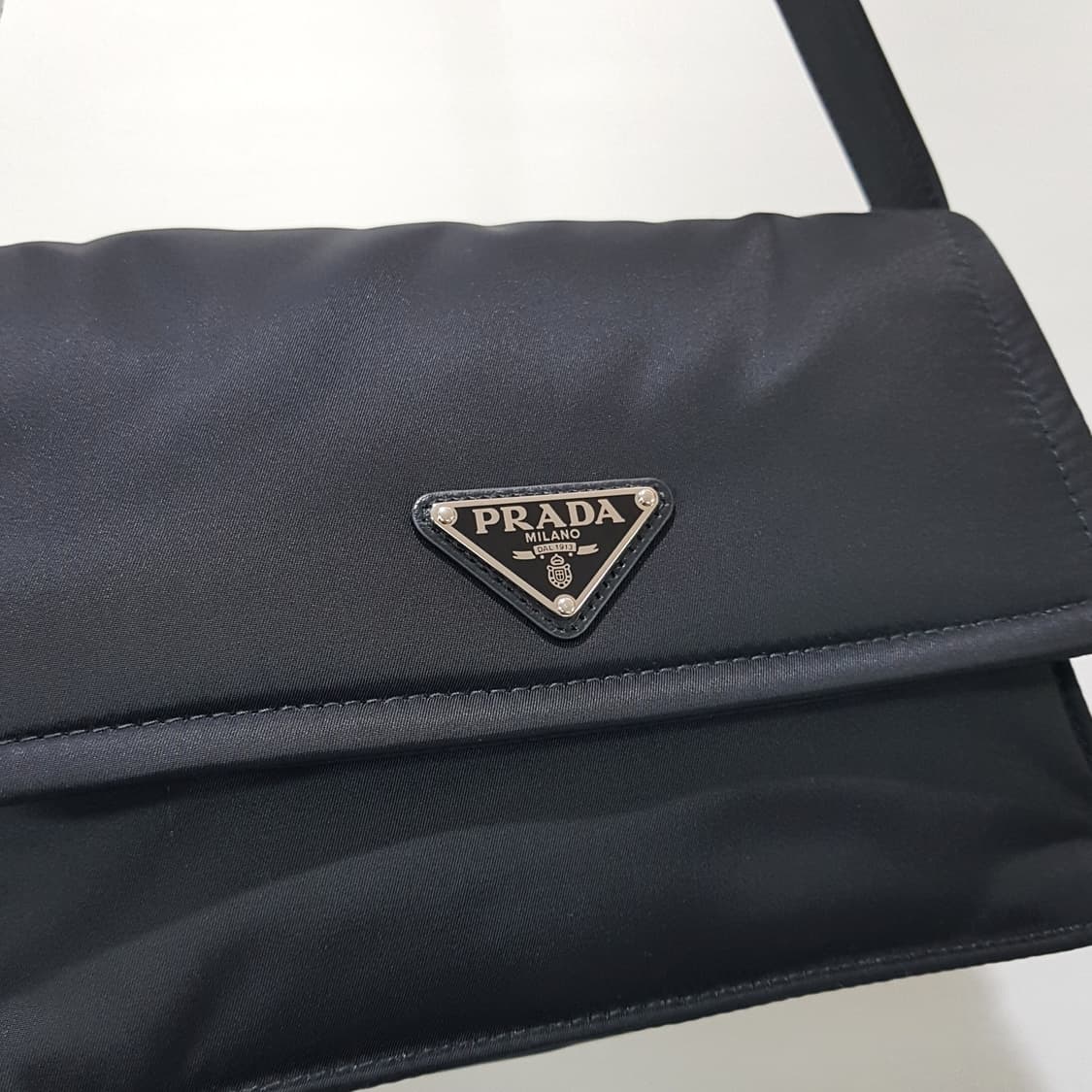 프라다 트래블러 스몰 리나일론 패딩 숄더백 1BD313 상품이미지3