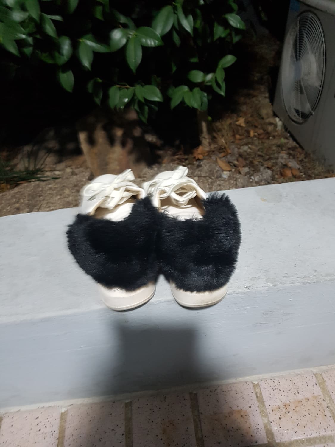 화이트 퍼 트리밍 운동화 스니커즈 230 판매 상품이미지3