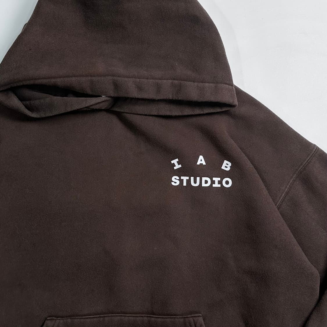 아이앱 스튜디오 브라운 후드티 상품이미지3