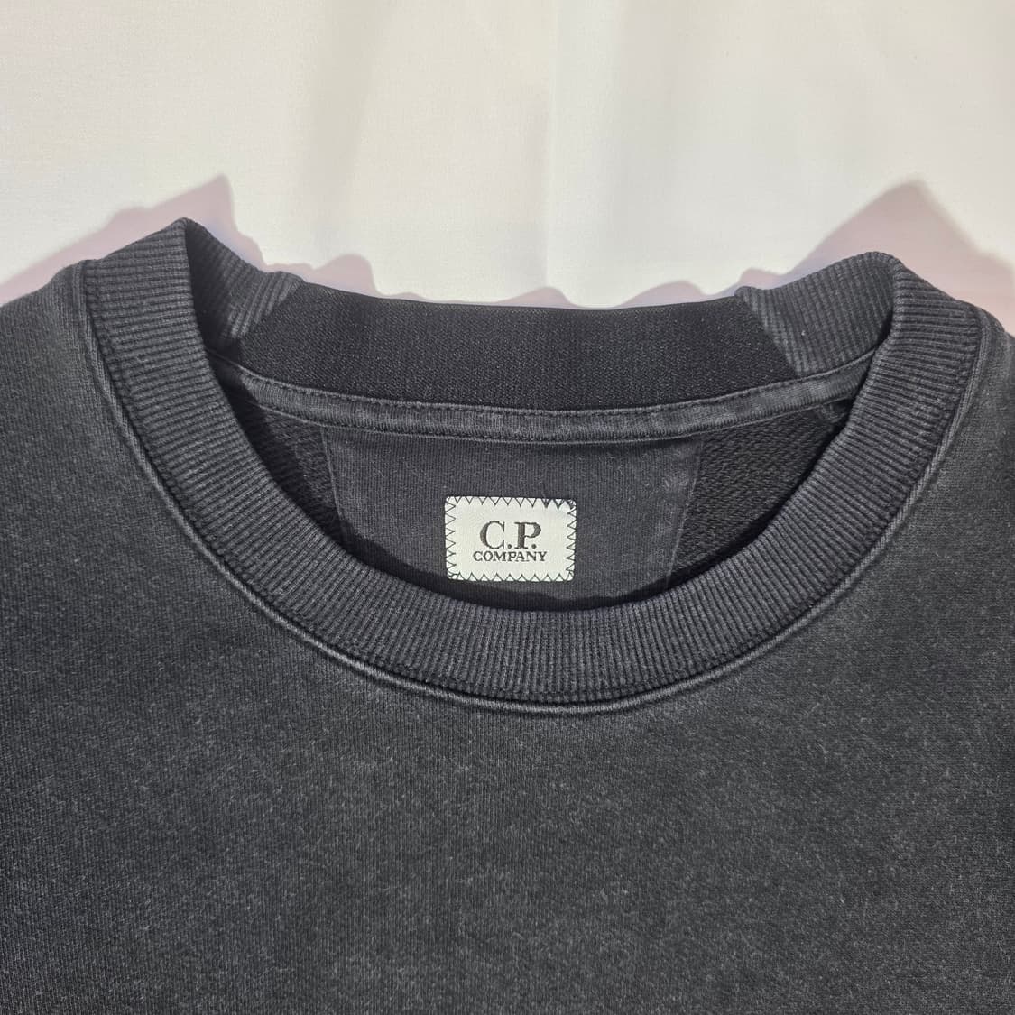 [2XL]CP컴퍼니 렌즈 와펜 블랙 맨투맨 상품이미지2