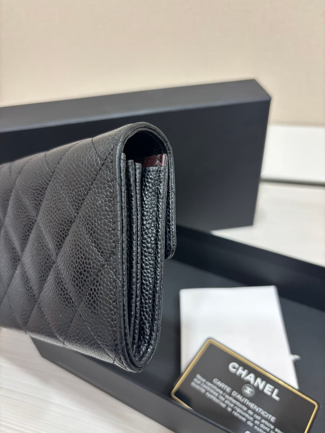 샤넬 클래식 금장 캐비어 플랩 장지갑 상품이미지5