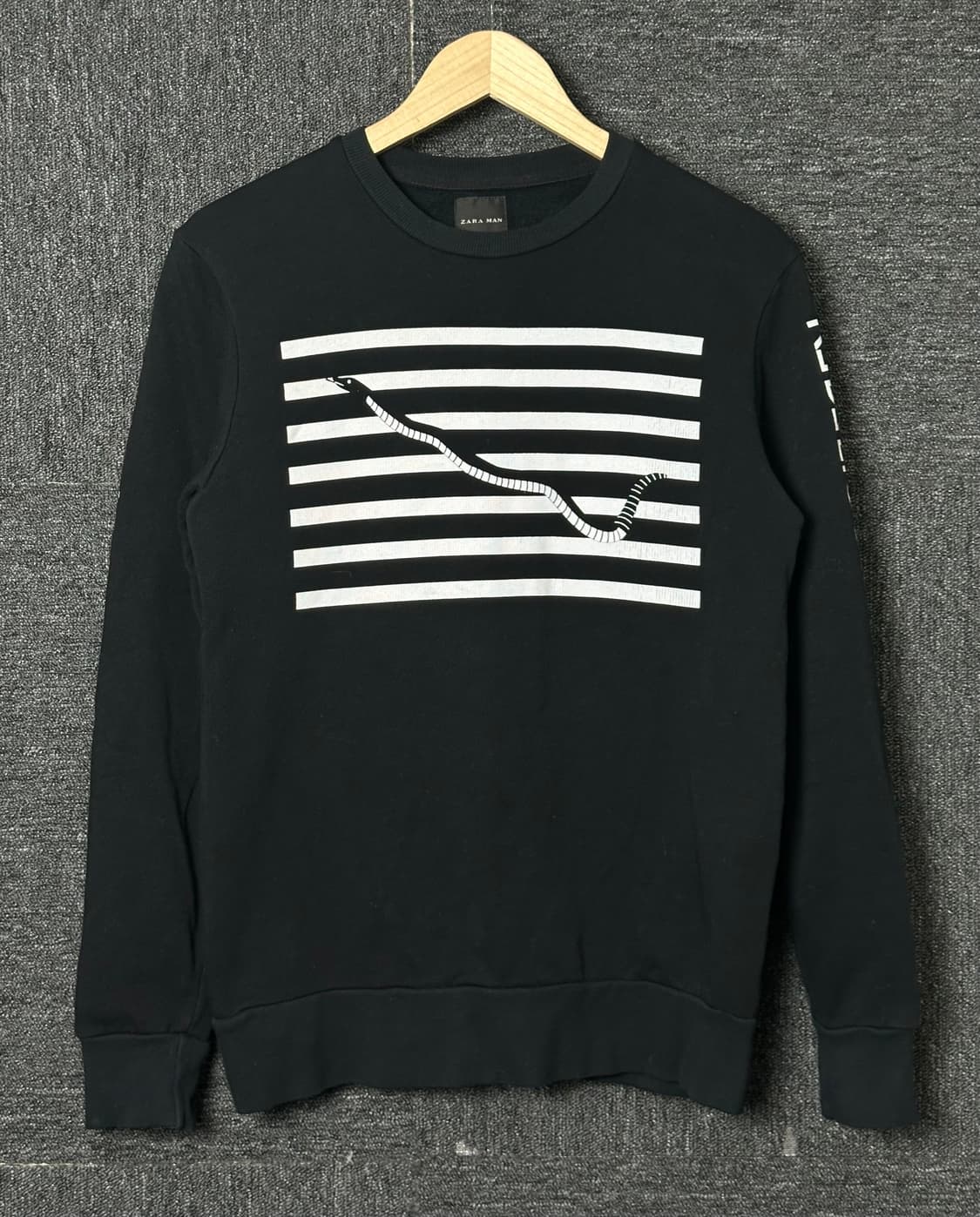 ZARA MAN 블랙 뱀 프린팅 맨투맨 상품이미지1