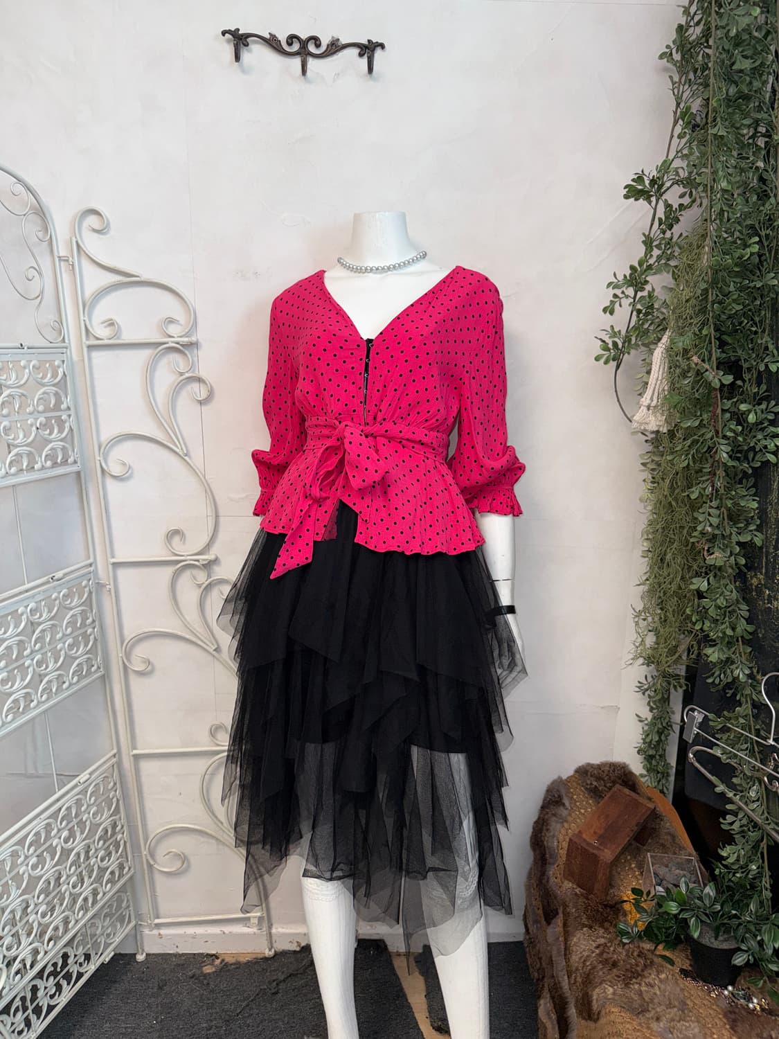 Hot pink dot corset half blouse 상품이미지1