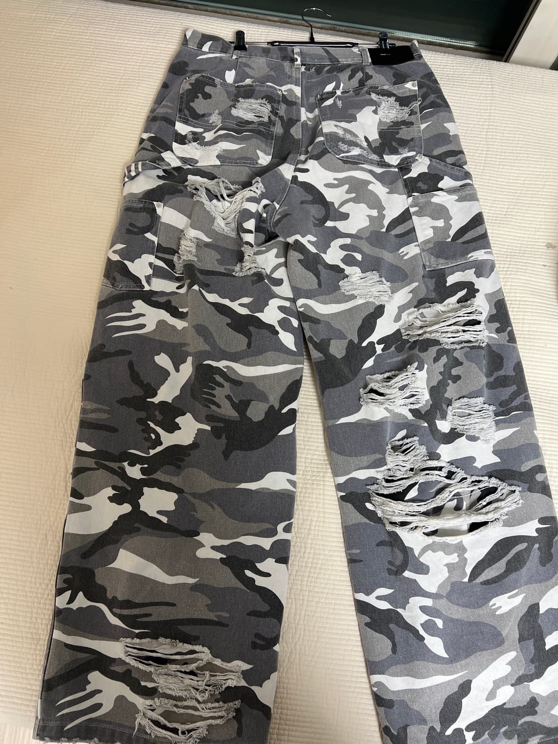 에모스탠스클럽 더블 레이어드 디스트레스드 카모 팬츠 화이트 카모 상품이미지2