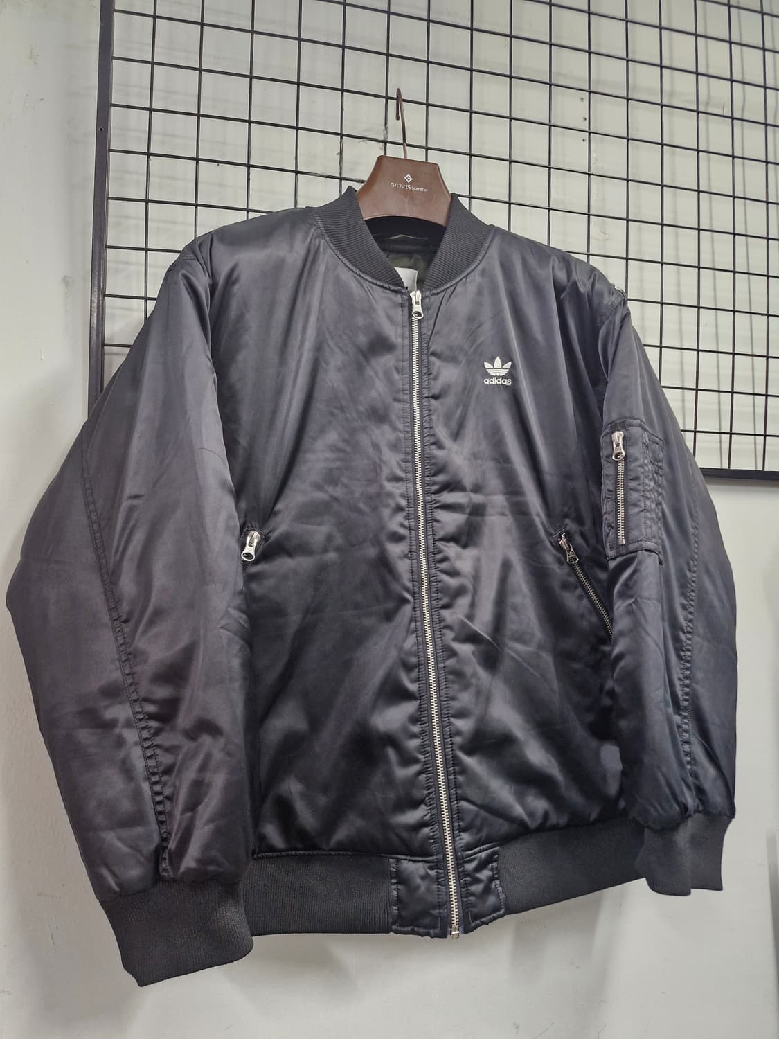100L 아디다스 남녀공용 블랙 봄버 자켓. 상품이미지2