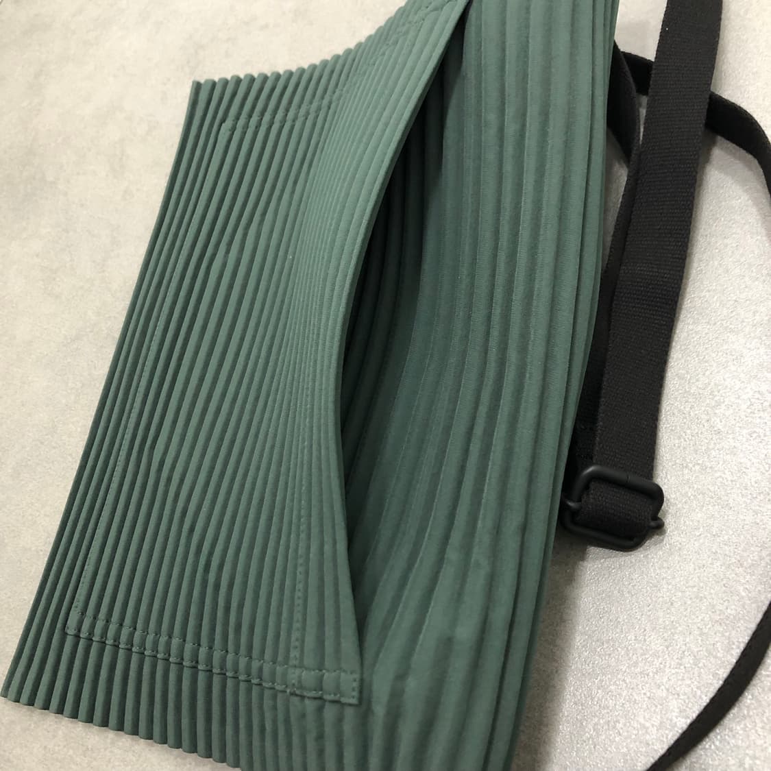 옴므플리세 이세이미야케 플리프 플랫메신저 크로스백 상품이미지8