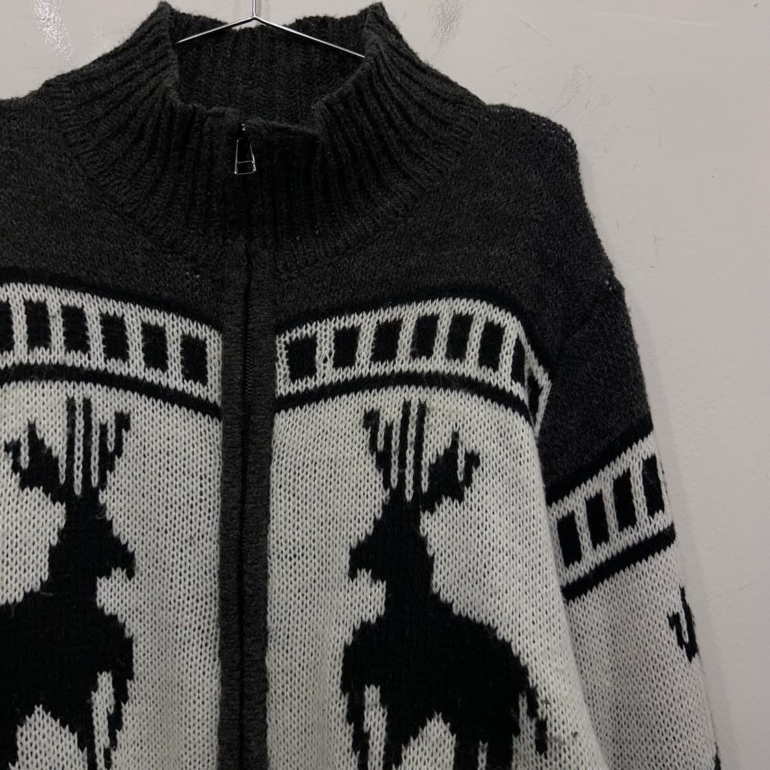 로웰 노르딕 패턴 하이넥 코위찬 니트집업 상품이미지1